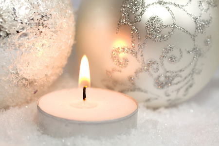 蜡烛和圣诞装饰品