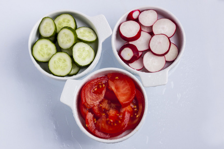集合红番茄三个板的红番茄,绿色黄瓜和萝卜照片
