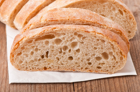 片木桌上的白面包