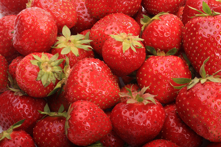 成熟的草莓散装
