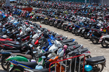 许多摩托车停车场