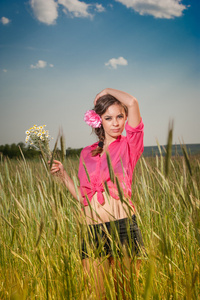 金小麦 field.portrait 的美丽的金发女孩与野生 flowers.beautiful 女人享受雏菊字段的花圈上的年轻