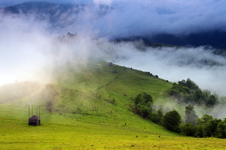 晚上在山中的风景。乌克兰