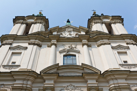 查看上上给苏卡在波兰克拉科夫蓝蓝的天空背景上的教堂的塔