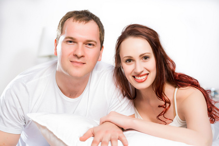年轻的男人和女人在一起躺在床上