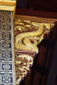 关于窗口和屋顶的寺清迈的传统泰式美术