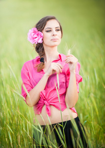 金小麦 field.portrait 的美丽的金发女孩与野生 flowers.beautiful 女人享受雏菊字段的花圈上的年轻