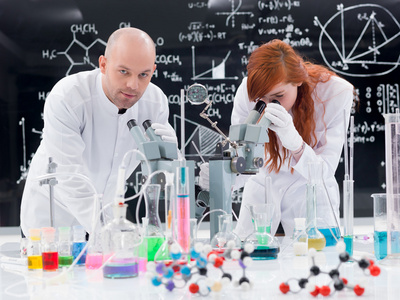 化学家学生女科学家研究人员进行的实验室试验显微镜下跳蚤(ctenochep