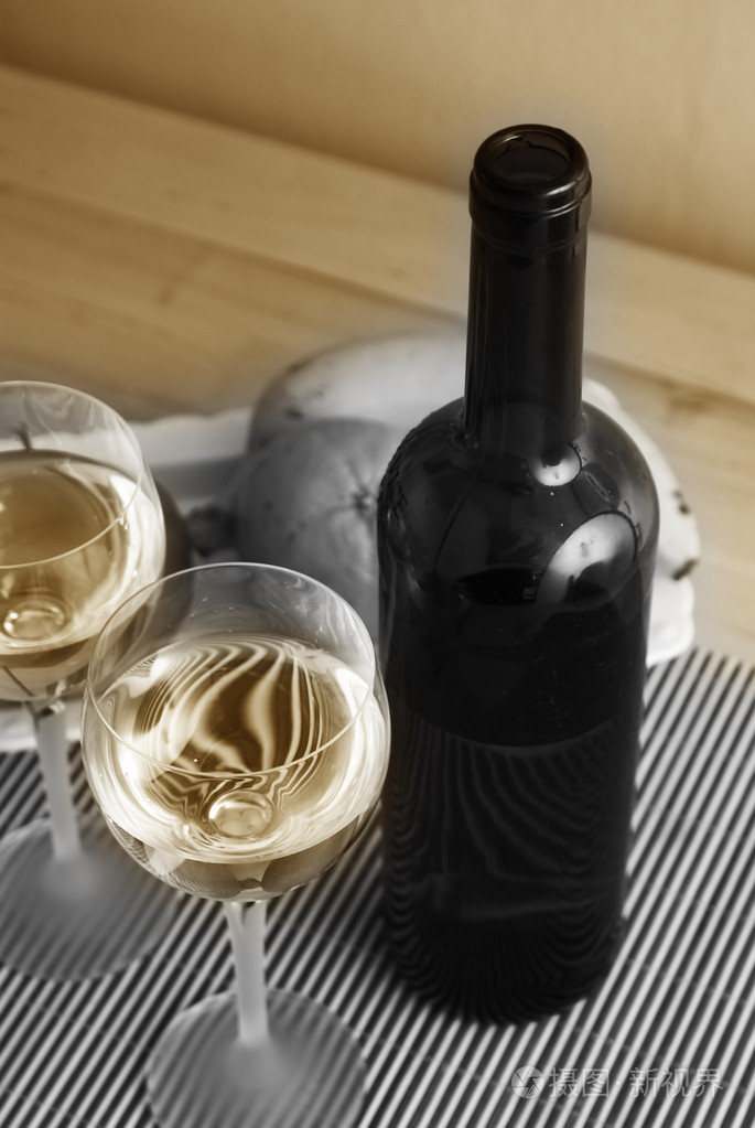 静物酒瓶与眼镜