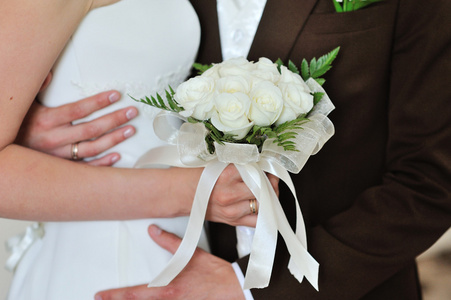 美丽婚礼在新娘的手中的花束