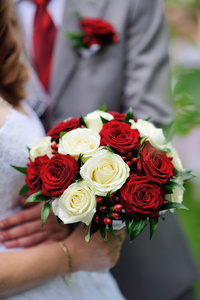 美丽婚礼在新娘的手中的花束