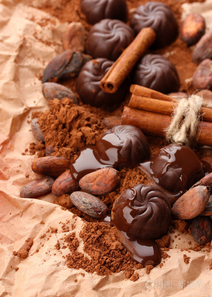 巧克力糖可可和棕色背景上的香料的组成