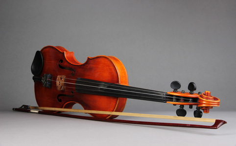 灰色背景上的古典小提琴