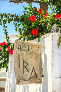 在希腊的圣托里尼岛上村小旅馆的可爱标志