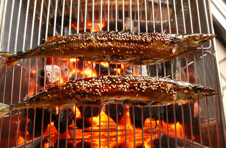 炙烤秋刀鱼图片-炙烤秋刀鱼素材-炙烤秋刀鱼插画-摄图新视界