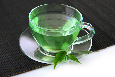 绿茶对竹凉席，孤立在白色的透明杯