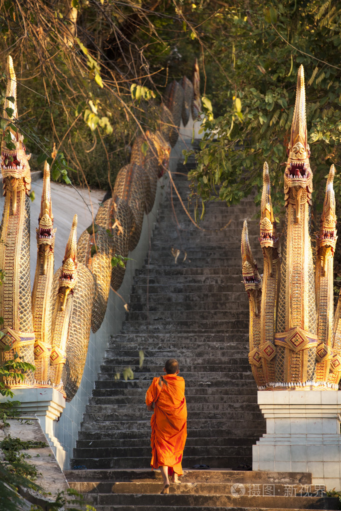 赤脚佛教僧侣在泰国清迈