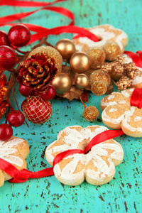 圣诞饼干和装饰上色彩木制背景