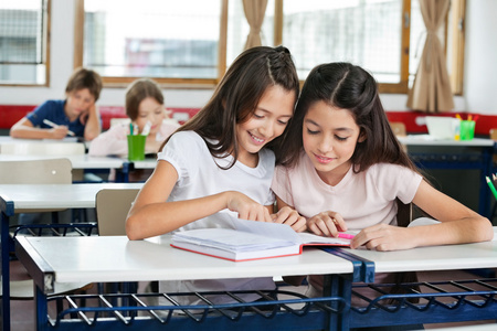 女学生在桌一起学习