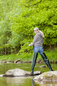 在捷克共和国拉瓦萨扎瓦河河里钓鱼的女人