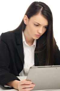 美丽的商业女性在工作时使用平板电脑