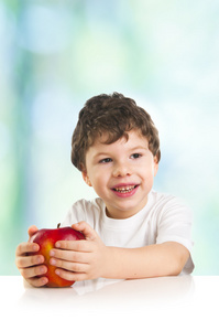 微笑的红苹果的孩子