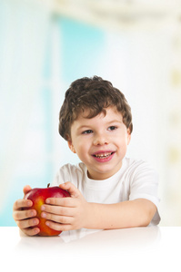 微笑的红苹果的小可爱男孩
