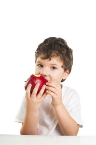 小男孩吃一个苹果