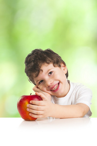 微笑着的小男孩一个红苹果