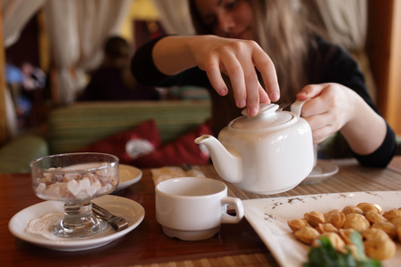 女孩填充杯茶