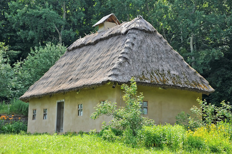 古代用稻草屋顶的小屋照片
