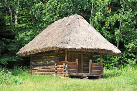 古代用稻草屋顶的小屋