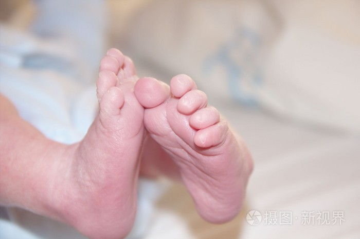 初生婴儿的可爱小小的脚