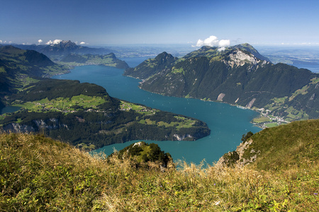 vierwaldstattersee-在瑞士美丽的湖照片