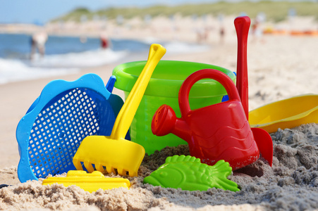 沙滩上的塑料儿童玩具图片