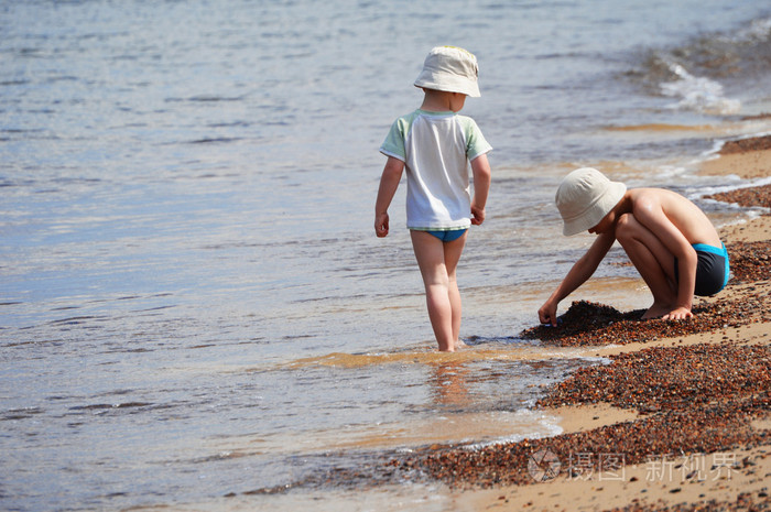 在沙滩上玩耍的两个小男孩