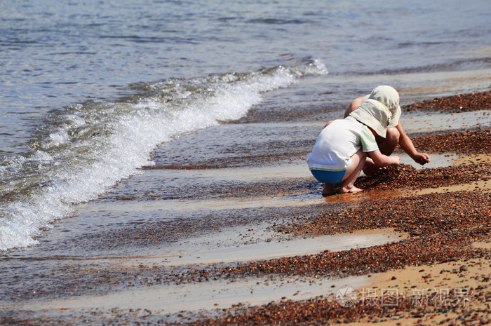 在沙滩上玩耍的两个小男孩