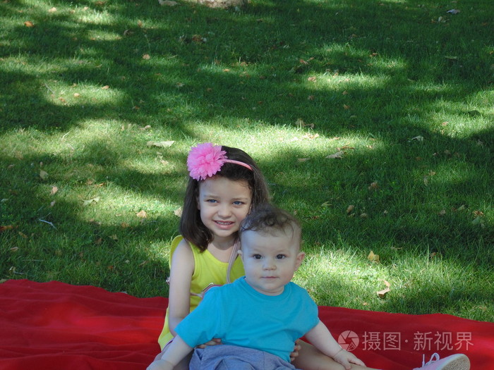 小男孩和小女孩在公园里