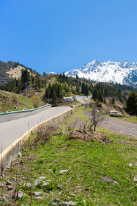 山 绿树 蓝天 medeo 在阿拉木图，哈萨克斯坦，亚洲在夏天的道路的性质