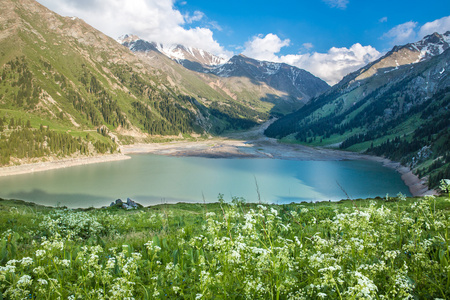 在阿拉木图，哈萨克斯坦，亚洲在夏天是天山山脉壮观风景名胜大阿拉木图湖