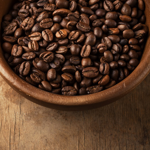 木碗上的咖啡豆