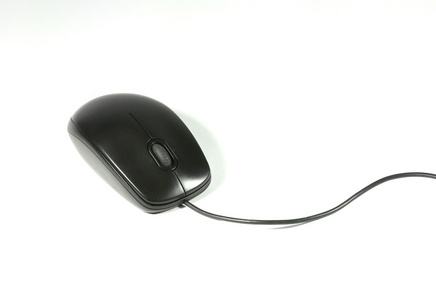用电缆在白色背景上的黑色电脑鼠标