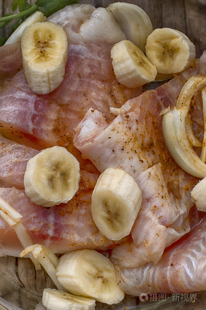 新鲜的鱼腌制与香蕉