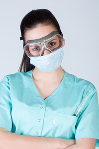 护士或医生在试点眼镜戴着面具
