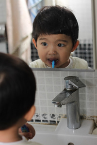 刷牙的可爱小男孩
