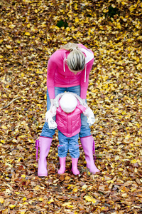 母亲与她的女儿在秋季性质