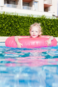 橡胶圈在泳池中的小女孩