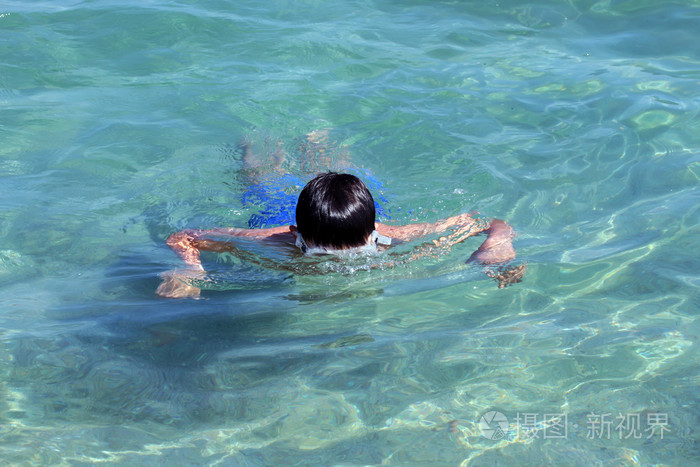 活跃的男孩,在海水中游泳