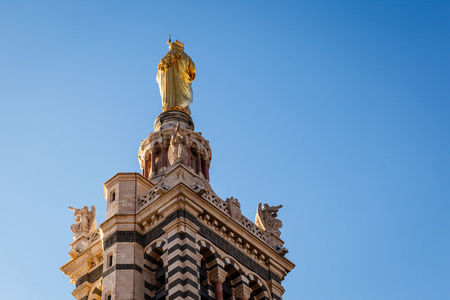 小耶稣坚持顶部的麦当娜的金色雕像