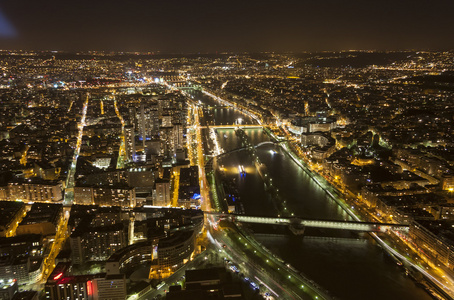 在晚上的法国，巴黎的城市景观